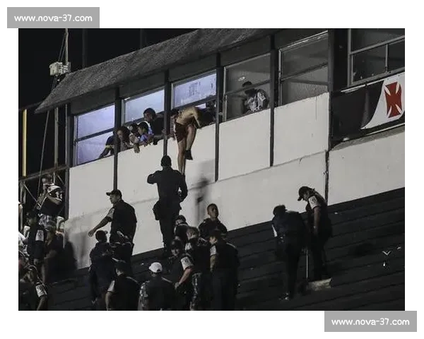 比赛场上火爆群殴全程回放 激烈冲突引发观众震惊与讨论